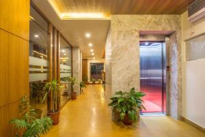 un pasillo con macetas y una puerta de cristal en Hotel Portland, en Pokhara