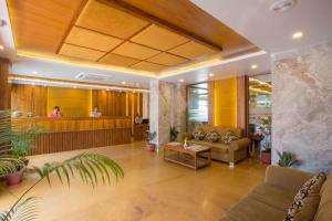 un vestíbulo de un hotel con sala de espera en Hotel Portland, en Pokhara