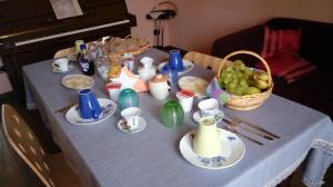 una mesa con mantel azul y una cesta de fruta en Il Casale del Vento, en Campodonico