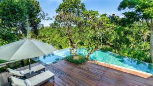 בריכת השחייה שנמצאת ב-Natura Villa Ubud Bali או באזור