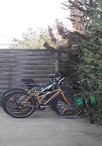 una bicicletta è parcheggiata accanto a una recinzione di Le Petit Logis a Beaumont-en-Véron