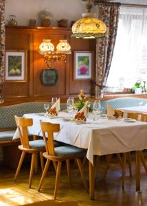 ห้องอาหารหรือที่รับประทานอาหารของ Gasthof Restaurant Hirsch