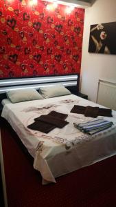 Un pat sau paturi într-o cameră la CoquetteHouse Gara de Nord