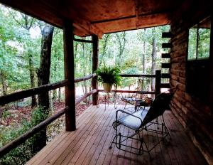 Μπαλκόνι ή βεράντα στο Cherokee Mountain log Cabins