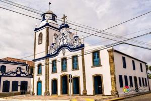 een groot wit gebouw met een klokkentoren bij Atlântico Flat 104 e 116 in Natal