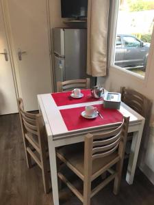 une table et des chaises avec une serviette rouge dans l'établissement Mon Coin de Vendée, à Saint-Jean-de-Monts