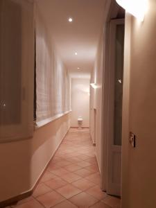 un corridoio con pavimento piastrellato e una camera con finestra di Dolce Vita maison chic a Caserta