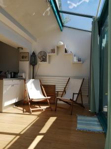 un soggiorno con 2 sedie e una cucina di La Bergerie de Gaby a Hyères
