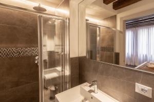 A bathroom at Il Pozzo Magico