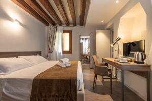 A bed or beds in a room at Il Pozzo Magico