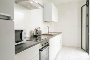 Kuchyňa alebo kuchynka v ubytovaní Family apartment Patio&Swimming pool in center Malaga