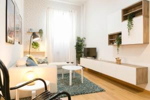 Televízia a/alebo spoločenská miestnosť v ubytovaní Family apartment Patio&Swimming pool in center Malaga
