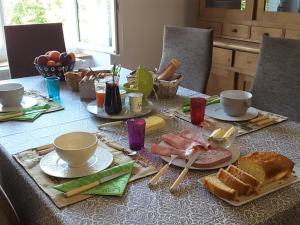 Možnosti snídaně pro hosty v ubytování Le Suc du Pommier
