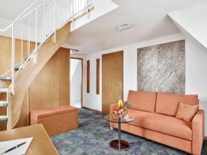 uma sala de estar com um sofá e uma mesa em Hirsch Hotel em Ostfildern