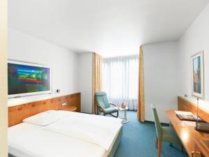 TV in/ali zabaviščno središče v nastanitvi Hirsch Hotel