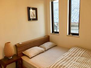 um quarto com uma cama e duas almofadas em Mini inn Nara- - 外国人向け - 日本人予約不可 em Nara