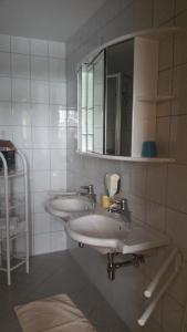 Koupelna v ubytování Gästehaus Karoline + 37 fotografií