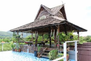 einen Pavillon mit einem Dach auf einer Terrasse in der Unterkunft UP2U Guesthouse in Pai
