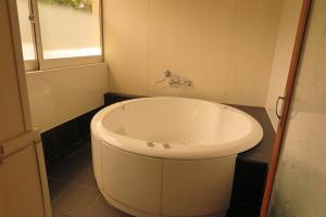 Salle de bains dans l'établissement OkutsuHotSpa IkedayaKajikaen