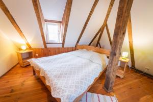 Postel nebo postele na pokoji v ubytování Folwark Łuknajno nad Jeziorem Śniardwy Gospoda Dziedzictwo Kulinarne Warmia-Mazury