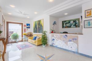 ein Wohnzimmer mit einem Sofa und einem Tisch in der Unterkunft Poseidon Residence in San Vito lo Capo