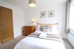 een slaapkamer met een groot wit bed en een raam bij The annex at 44 Belvidere Road in Shrewsbury