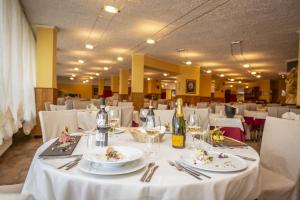 Un restaurante o sitio para comer en Relais Des Alpes