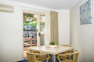 ein Esszimmer mit Tisch und Stühlen in der Unterkunft Tuckerbox Motor Inn in Gundagai