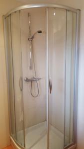 een douche met een glazen deur in een badkamer bij Posada Plaza Mayor de Alaejos in Alaejos +32 foto's