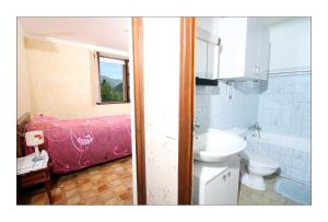 ein Badezimmer mit einem Waschbecken, einem WC und einer Badewanne in der Unterkunft gîte la grange in Sainte-Croix