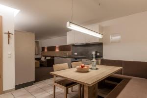 Kuchyňa alebo kuchynka v ubytovaní Apartments Tschanun