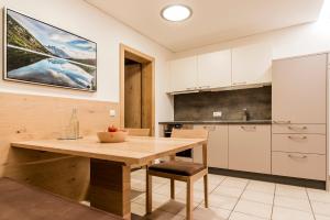 Kuchyňa alebo kuchynka v ubytovaní Apartments Tschanun