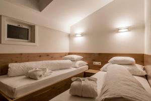 Posteľ alebo postele v izbe v ubytovaní Apartments Tschanun