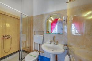 Un baño de Hotel Halaris