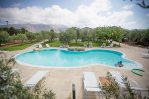 una gran piscina con tumbonas alrededor en Casale La Macina - Hotel, Scopello, en Scopello