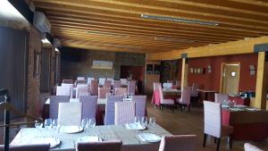 een eetkamer met witte tafels en witte stoelen bij Posada Plaza Mayor de Alaejos in Alaejos