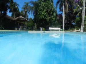 Hotel Fazenda Bandeirantes游泳池或附近泳池