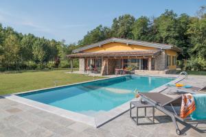 een zwembad voor een huis bij Il Sogno Juniorsuiten - Appart. in Mombaruzzo