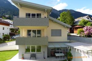 widok na dom z balkonem w obiekcie Haus am Bach w mieście Fulpmes