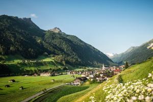 ein Dorf in einem Tal in den Bergen in der Unterkunft Ferienwohnung Stern in Neustift im Stubaital