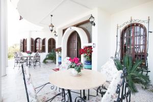 uma sala de jantar com mesa e cadeiras em Meryem's Hotel em Cirénia