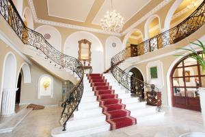 spiralne schody w domu z żyrandolem w obiekcie Meryem's Hotel w mieście Kirenia