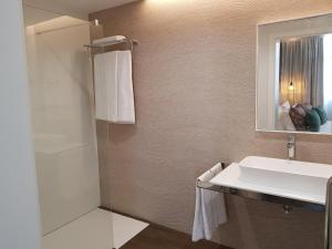 a bathroom with a sink, toilet and bathtub at Thomar Boutique Hotel in Tomar