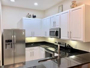 Una cocina o zona de cocina en Bahama Bay, Grand Bahama spacious 3-bedroom Penthouse near Disney