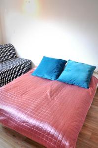 コウォブジェクにあるApartament z klimatyzacjąのベッド1台(上に青い枕2つ付)