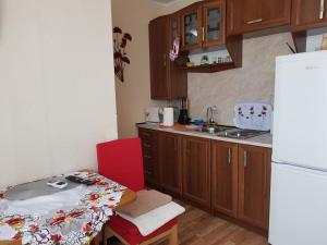 uma pequena cozinha com uma mesa e um frigorífico em TravelStop #GoldenSea em Varna City