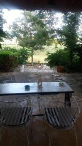 ザキントスにあるAliki's House (Varres)のテーブル、椅子、パティオ(蛇口付)
