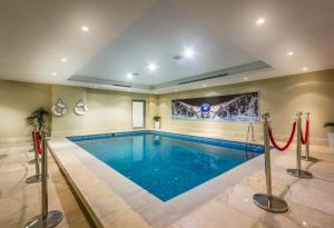a large swimming pool in a house with a swimming pool at Al Muhaidb Residence Al Malaz 2 - Economic in Riyadh