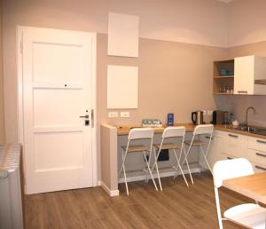 eine Küche mit einem Tisch, Stühlen und einer Tür in der Unterkunft APP9 - rooms and apartments in Bergamo