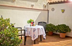 una mesa y sillas en un patio con plantas en Casa Buganvilla, en Los Realejos